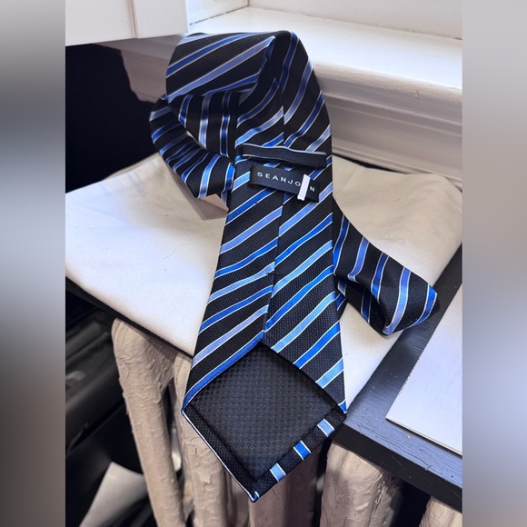 🎩✨Vintage Elegant Sean John Black, Blue Silk Striped Men’s Tie / Ladies Head Tie - Picture 14 of 15